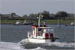 Das Fahrgastschiff FREIA aus Accumersiel steuert am 18.09.2018 den Hafen von Langeoog an.