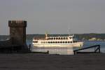 Blick ber die Strtebeker Bhne Ralswiek auf das vorber   fahrende kleine Fahrgastschiff  Wappen von Breege am 24.06.2010.