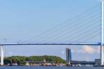 Im Hintergrund die geöffnete Ziegelgrabenbrücke über den Strelasund, seltsamerweise fuhr in diesem Augenblick kein grösseres Fahrzeug über die im Vordergrund zu sehende zweite Rügenanbindung. - 28.08.2013 