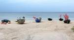 Mangels Hafen liegen diverse Fischerboote auf dem Strand, hier vor Baabe im Mönchgut, Rügen am 28.09.2012