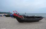 Fischerboote am Ostseestrand bei Baabe auf der Insel Rügen (Mai 2011)