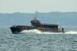  CWind Sword , ein Offshore Versorger, der unter der Flagge des Vereinigten Königreichs fährt, am 11.05.2015 vor Mukran auf der Insel Rügen.