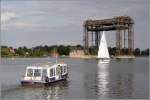 Die kleine Personen- und Fahrradfhre LISA verbindet Kamp und Karnin auf Usedom. Dabei passiert sie die Reste der Eisenbahnhubbrcke ber den Peenestrom. 27.08.2005
