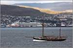 Die TN 54 WESTWARD HO ist mit Gsten vor Trshavn (Frer) unterwegs. Sie wurde 1884 bei Furner, Leaver & Co. in Grimsby (Grobritannien) gebaut. Im Hintergrund ist die NORWEGIAN SUN (IMO 9218131) zu sehen. 21.09.2012