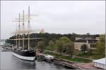 Die 1903 bei John Reid & Co. in Glasgow gebaute POMMERN liegt als Museumsschiff in ihrem Heimathafen Mariehamn (Finnland, Aland). Rechts im Bild ist das Schifffahrtsmuseum zu sehen. Die Pommern ist 106 m lang, 13 m breit und hat eine Segelflche von 3.240 m. Bis 1906 fuhr sie unter dem Namen MNEME. Die POMMERN gehrt zu den vier erhaltenen legendren Flying P-Linern. Die weiteren drei sind die PASSAT in Travemnde, die noch in New York liegende PEKING und die heute unter dem Namen KRUZENSHTERN fahrende PADUA. 20.05.2013