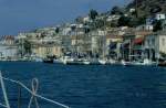 zahlreiche Boote liegen bereits am Kai der griechischen Kykladeninsel im August 1995