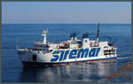 Die 1988 gebaute Fähre  Antonello da Messina  der Siremar steuert am 22.02.2024 den Hafen von Lipari an.