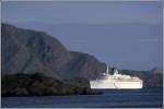 Das Kreuzfahrtschiff ALBATROS liegt vor Leknes (Lofoten) auf Reede. Aufnahmedatum: 15.08.2003, Scan vom Dia