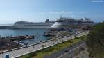 Der Blick aus dem Santa Catarina Park in Funchal auf dem Hafen auf zwei der drei Kreuzfahrtschiffe, die am Karnevalswochenende dort vor Anker liegen - AIDAblu und MSC Armonia (Madeira - 4. März 2014)