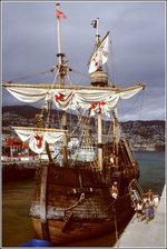 Die SANTA MARIA DE COLOMBO ist ein Nachbau einer Columbus-Caravelle. Mit ihr werden Fahrten entlang der Küste Madeiras angeboten. Hier liegt sie 1999 im Hafen von Funchal.
Scan vom Dia.