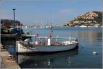 Das 1983 aus Holz gebaute kleine Fischerboot TROTON 3-PM-2422 liegt am 25.02.2013 im Hafen von Port d'Andratx. Die TROTON ist 6,40 m lang und hat eine GT von 1,24. Das Fanggeschirr besteht aus Stellnetzen, aber auch Spiegelnetzen.