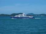 Kurz nach der Ausfahrt aus dem Hafenbereich von Phuket Town berholt uns dieses schnellere Boot mit Touristen, auch um die Schnheiten der Inselwelt in der Andaman See zu sehen (23.04.2006)