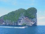 Am 23.04.2006 begegnen wir auf der Fahrt von Phuket town nach Krabi diesem Speedboat vor der Kulisse einer der vielen Inseln in der Andaman See