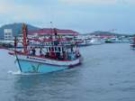Am 17.04.2006 verlässt dieses Fischerboot den Hafen von Phuket Town um in der Andaman See auf Fang zu gehen