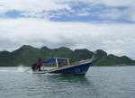 Am 23.10.2006 ist dieser Fischer mit seinem  Long Tail Boot  in der Andaman See unterwegs.