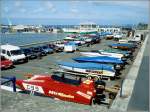 Speedboote warten im Hafen von St. Peter Port (Guernsey) auf ihren Renneinsatz. Scan eines Dias vom Sommer 1993.