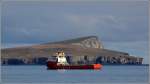Die 2012 gebaute NORMAND ARCTIC (IMO 9592812) liegt am 22.09.2012 sdlich der Shetland Insel Bressay. Sie ist 94 m lang, 20 m breit, hat eine GT von 5.265 und eine DWT von 4.900 t. Heimathafen ist Skudeneshavn (Norwegen).