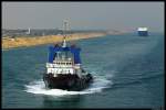 Der ägyptische Schlepper  Ezzat Adel  auf der Fahrt durch den Suez-Kanal Richtung Süden.