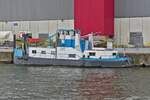 Schubboot TURQUOISE; ENI 02104462, BJ 1927; L 20,41 m; B 5,05 m; gemeldet in Lttich, liegt auf dem Albert Kanal, bei der Mllverbrennungsanlage, am Kai und wartet auf den nchsten Einsatz.