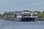 KGFS AVALON IMPRESSION, ENI 02335436, L 135 m, B 11,45 m, nach dem Verlassen der Schleuse von Lanaye, steuert es auf dem Albertkanal auf das Ufer zu wo es anlegen wird.