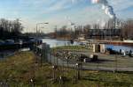 Rechts der Unterlauf der Schleuse Charlottenburg. Links der Unterlauf der alten Schleuse. Beide vereinigen sich wieder zur Spree. Das Brckenfragment auf der rechten Bildseite gehrt zu einer aufgelassenen S-Bahnverbindung ( Siemensbahn ) zwischen den Bahnhfen Jungfernheide, dem Ortsteil Siemensstadt, und dem Endbahnhof Gartenfeld. Foto: 23.1.2007  