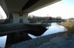 Schleuse Charlottenburg und das Sorgenkind Rudolf-Wissell-Brcke der A100. Die Betonbrcke ist stark sanierungsbedrftig. Ein Problem beim Schleusenneubau war der Pfeiler 11. Er musste aufwndig im Fundament stabilisiert werden. Der Pfeiler wird stndig berwacht. Sollte er sich senken, knnter er mit Hilfe des sog. Soilfrac-Verfahren (unterspritzen mit einer speziellen Betonmischung) millimetergenau angehoben werden. Foto: 23.1.2007