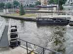 Die Stemmtore zum oberen Vorhafen der Mhlendammschleuse ffnen sich. Ein Stemmtorflgel wiegt 12t. Die Schleuse wurde in den 1930er Jahren gebaut. Foto: 4.8.2006