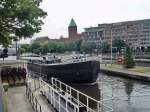 Das Motorschiff  Michael B  luft in die Nordkammer (11,75m breit) der Mhlendammschleuse ein. Der Turm im Hintergrund gehrt zum Mrkischen Museum. Foto: 4.8.2006
