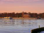 Der polnische Schubverband (Schubboot  Rentrans Cargo 1 ) mit Heimathafen Szczecin (Stettin),Polen, auf der Havel stromaufwrts vorbei an der Potsdamer-Sacrower Heilandskirche. Foto: 28.11.2006 