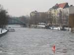 Die zum Teil vereiste Berliner Spree.