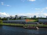 Die Spree in Berlin-Mitte im Bereich des Hbf., im Hintergrund das Regierungsviertel und der Potsdamer Platz.