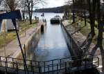 Woltersdorfer Schleuse: Ein polnisches Binnenmotorgterschiff steuert vom Flakensee kommend die Schleusenkammer an (18.03.2008)