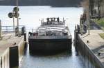 Woltersdorfer Schleuse: Der Schiffsfhrer leistet Maarbeit bei der Einfahrt in die Schleusenkammer vom Unterwasser kommend (18.03.2008)