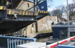 Woltersdorfer Schleuse: Bevor das Schiff die Schleusenkammer in Richtung Kalksee, Rdersdorf verlassen kann, mu die Straenbrcke hochgeklappt werden (18.03.2008)