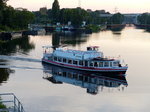 NOSTALGIE , Fahrgastschiff der Reederei Wolf . Im Hintergrund Alte und Neue Schleuse Charlottenburg. Aufgenommen an einem Sommerabend im Juni 2016 auf dem Westhafenkanal (Mörschbrücke).