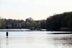 Blick auf den Griebnitzsee / Teltowkanal vom Abzweig des Griebnitzkanales zu Tal am 16.04.2020. Das rechts Ufer gehört zum Land Berlin , das links bzw. der Hintergrund zu Brandenburg. Der Schubverband mit SB Edda (05609510) fuhr zu Berg.