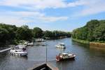 Blick auf das Unterwasser der Schleuse Kleinmachnow / den TELTOWKANAL am 05.08.2020. Zwei Sportboote durften nach einem GMS mit in die Schleuse. Da der Andrang gross und die Liegezeiten etwas länger waren lagen viele Boote nebeneinander. Die die Schleusen durften lagen am Steg , die da neben drehten Kreise um wieder anzulegen.