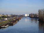 Blick vom Goerdelersteg auf den WESTHAFENKANAL zum Berliner Westhafen am 18.12.2020.