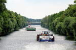 Blick auf den  BERLIN-SPANDAUER-SCHIFFFAHRTSKANAL  /  Hohenzollernkanal am 25.06.2021. Das Schubboot  RENIFER-0-02 (08356014) schob einen 32,5m langen Leichter Richtung Schleuse Berlin-Plötzensee. Dem Verband kam der RoRo-GSL  URSUS (04810440 , 64,50 x 9,50m) , geschoben vom Schubboot Paula (04802120 , 20 x 4,70m) entgegen.