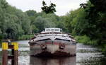 GMS  LENE-L  (04030930 , 67 x 8,2m) mußte am 19.07.2021 im Unterwasser der Schleuse Kleinmachnow  /  TELTOWKANAL  auf die Bergschleusung warten.