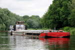 Schubboot  RHENUS DATTELN  (02321727 , 15 x 8,15m) mußte am 19.07.2021 mit zwei je 32,5m langen Leichtern im Unterwasser der Schleuse Kleinmachnow /  TELTOWKANAL  auf die Bergschleusung warten.