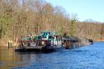 Schubboot  EDUARD  (05612110 , 14,06 x 8,16m) machte am 06.01.2022 mit dem GSL  UG22  (05605100 , 65 x 9,5m) im Oberwasser der Schleuse Kleinmachnow /  TELTOWKANAL fest.