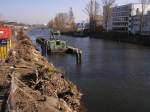 Der Westhafenkanal im Bezirk Berlin-Charlottenburg und Tiergarten. Hier finden zur Zeit Erweiterungsarbeiten im Rahmen des  Verkehrsprojekt Deutsche Einheit Nr.17  statt. Das Projekt bezeichnet den Ausbau der Wasserstraenverbindung Hannover - Magdeburg - Berlin. Kurioses: Der weiter im Hintergrund im Kanal arbeitende Bagger frderte eine Fliegerbombe des Zweiten Weltkrieg zu Tage. Diese konnte nicht zum Sprengplatz im Berliner Grunewald transportiert werden, und wurde unter groen Sicherheitsmanahmen direkt auf dem Ponton gesprengt. Foto: 24.2.2006  