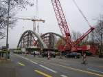 Neubau der Mrschbrcke ber den Westhafenkanal in Berlin-Charlottenburg. Ein weiteres Bogensegment ist eingebaut. Nach Abschluss aller Arbeiten (verschweien, Anstrich und Vorschub von der Baustelle  an Land  ber den Kanal) wurde der gesammte Verkehr von der noch stehenden alten Brckenhlfte (links) auf die neue Brckenhlfte umgeleitet. Foto: 3.11.2004  