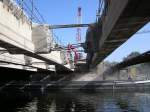 Abriss und Neubau der Mrschbrcke in Berlin-Charlottenburg. Nachdem der Verkehr auf die neue Brckenhlfte umgeleitet wurde konnte mit dem Abriss der zweiten alten Brckenhlfte begonnen werden. Die Spannweite der Betontrger ca.60m. Sie wurden mit starken Schwerlastkrnen fixiert, in der Mitte getrennt und aus ihren Lagern gehoben. Foto: 27.7.2005