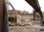 Neubau der westlichen Brckenhlfte der Mrschbrcke in Berlin-Charlottenburg. Hier werden die neuen Lager auf beiden Seiten des Westhafenkanal gegossen. Im Bild rechts eine Hilfsbrcke fr Versorgungsleitungen. Foto: 1.11.2005