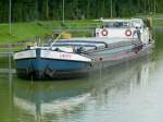 MS Libert  ENI 02309924 - L 57m - B 7.10m - Tg 2.52 - T 707 - KW 368 - Bj 1957 in Lauenburg./ Gemeldet in Delfzijl/NL. Hier vor der Schleuse Bevergern am 1.09.2010.
