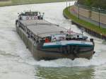 MS Aqua  ENI 04601510 - L 67m - B 8.00m - T 856 - Bj 1910 in Boizenburg. Hier kommt die 100 Jahre alte Aqua mit grosser Bugwelle durch Riesenbeck gefahren. Am 15.11.2010.