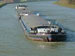 Schubverband Ivon S 1  ENI 03110567 - L 75.25m - B 7.60m - Tg 2.32m - PS 800-Mitsubishi - Bj 1964 in Lansmeer/NL & GSL Ivon S II  ENI 02310814 - L 68m - B 8.20m - Tg 2.52m - T 1002 - Bj 1956 in Dordrecht/NL./ Gemeldet in Zwijndrecht/NL.
Zu Berg im DEK bei Birgte am 21.11.2010.
