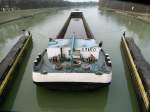 MS Stiro  ENI 02315076 - L 100m - B 9.50m - Tg 3.00m - T 2092 - PS 1320-Cummins - Bj 1973 in Deggendorf./ Gemeldet in Rotterdam/NL. Hir einfahrend in die Schleuse Bevergern am 26.11.2010.